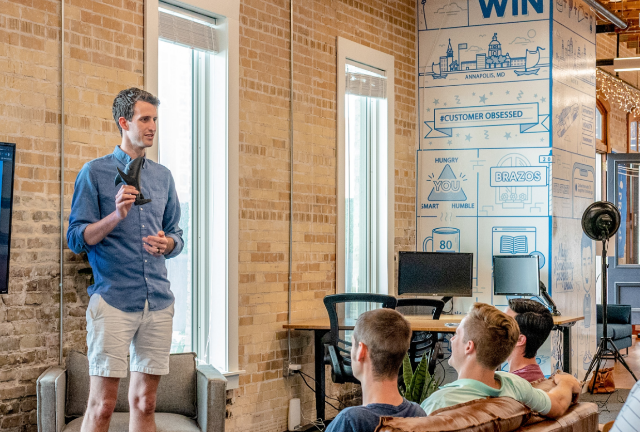 講和中の男性とそれを聴く人々